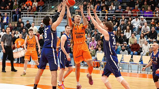 Nach seinen drei Spielen Sperre ist Raphael Okolie (Bildmitte, am Ball) für die Black Forest Panthers Schwenningen am Samstag beim ...