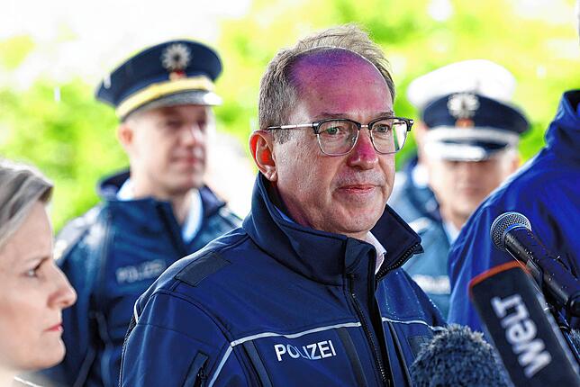Der neue Bundesinnenminister besucht eine Grenzkontrolle.