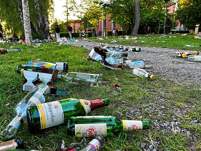 Tausende junge Menschen feiern im Konstanzer Herosé-Park, bevor sie auf das Gelände des Campus-Festivals gehen. Zurück bleiben Müllberge.