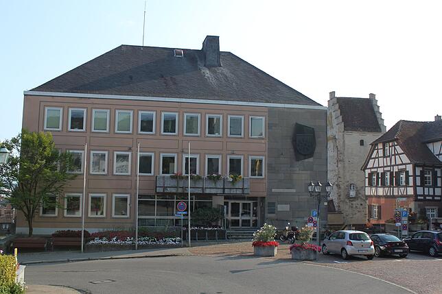 Das Markdorfer Rathaus ist marode. Statt einem Abriss und einer Investorenlösung für das Rathausareal läuft es nun auf eine Sanierung ...