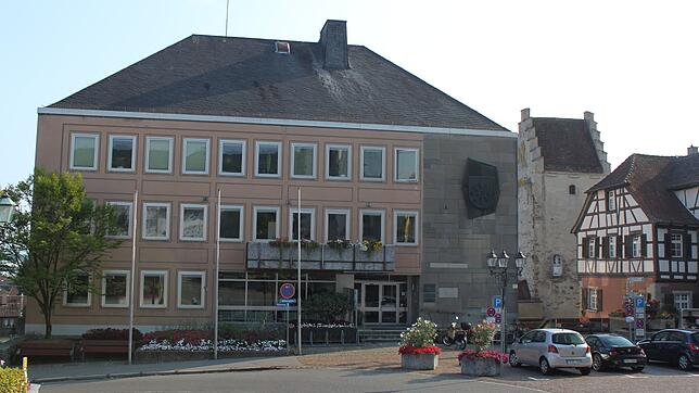 Das Markdorfer Rathaus ist marode. Statt einem Abriss und einer Investorenlösung für das Rathausareal läuft es nun auf eine Sanierung ...