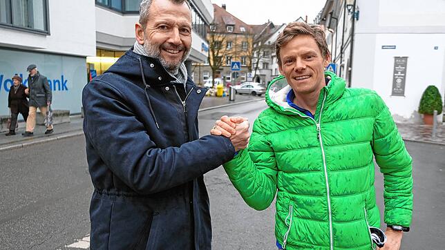 Als Partner und Motivator auch beim virtuellen Lauferlebnis dabei: Rekordläufer Benedikt Hoffmann (rechts) mit Veranstalter Markus Dufner.