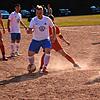 Niedereschachs Spielertrainer Kevin Figl schirmt den Ball ab vor Roy Happ von der SG Buchenberg/Neuhausen. Figl war voll des Lobes nach ...