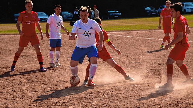Niedereschachs Spielertrainer Kevin Figl schirmt den Ball ab vor Roy Happ von der SG Buchenberg/Neuhausen. Figl war voll des Lobes nach ...