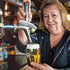 Die Wirtin der Turmstube, Anita Jegler-Sinzig, zapft gerade ein Pils. Sie freut sich, dass sie auch die nächsten Jahre weitermachen kann ...