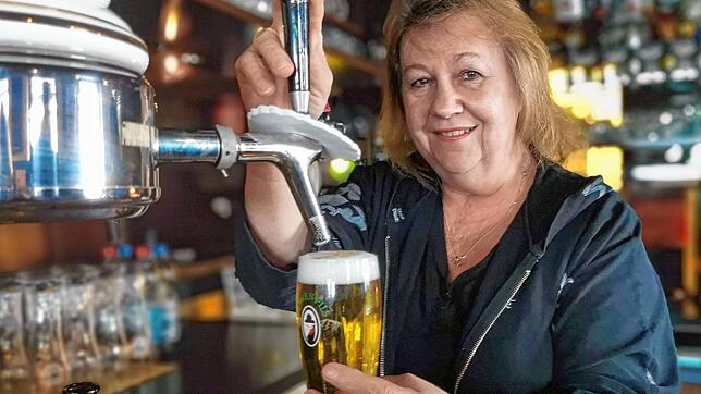 Die Wirtin der Turmstube, Anita Jegler-Sinzig, zapft gerade ein Pils. Sie freut sich, dass sie auch die nächsten Jahre weitermachen kann ...