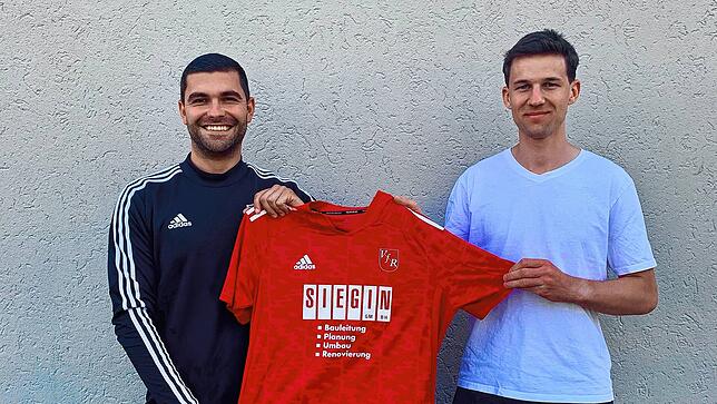 Neuzugang: Vom SV Weil kommt Max Scheurer (rechts, mit Sportchef Kai Schillinger) zum VfR Bad Bellingen