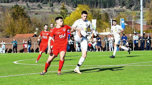 Der SV Geisingen (Nikola Stojkowski, links) hat sich mit dem 2:1 über den FC Tannheim (Stephan Schwörer) drei wichtige Punkte im Kampf ...