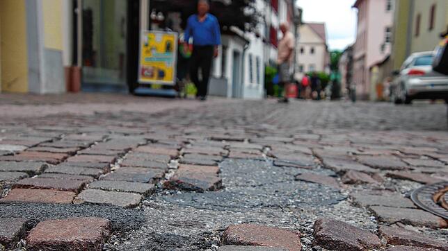 Der an vielen Stellen schadhafte Pflasterbelag in der Kanzleigasse soll noch in diesem Jahr erneuert werden.