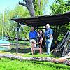 Siegfried Heidenreich, Eva Stengele und Gerhard Bergmann (von links) in der alten Fischerhütte auf dem Grundstück in Seefelden. Bild: ...