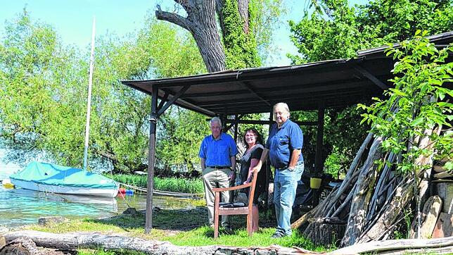 Siegfried Heidenreich, Eva Stengele und Gerhard Bergmann (von links) in der alten Fischerhütte auf dem Grundstück in Seefelden. Bild: ...
