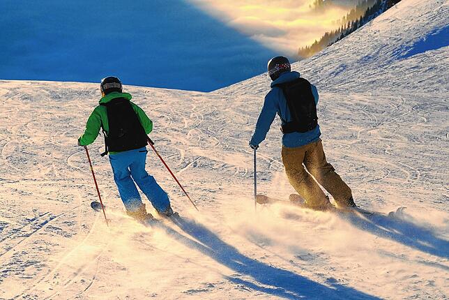Skifahrer am Arlberg vor dem Panorama der Region, im Hintergrund Klostertal und Rätikon.