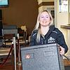 Marielle Furger, Mitarbeiterin im Twist Hoch Zwei, trägt einen Karton zum Lieferauto. Darin ist die Essens-Bestellung eines Kunden verpackt.