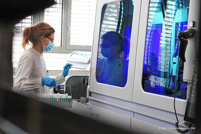 Eine Medizinisch-Technische Laboratoriumsassistentin (MTLA) bestückt das PCR-Gerät mit Corona-Proben.