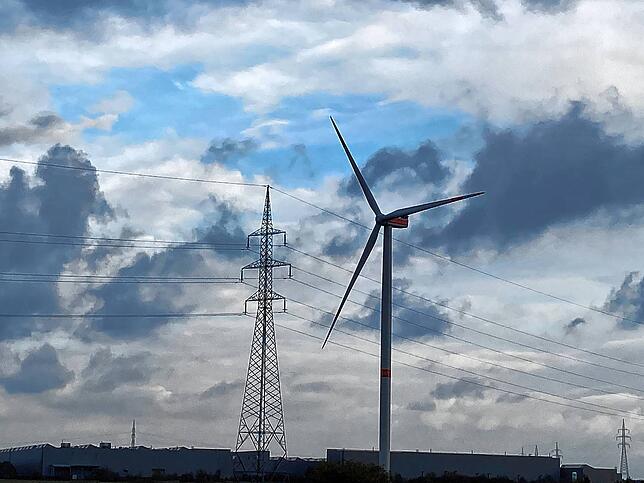 In der Nähe des ZF-Werks in Lommel gibt es einen großen Windkraftpark, in dem freilich auch ZF-Technik hoch oben in der Gondel sitzt.