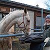 Alayaz darf an ihrem neuen Sattel schnuppern. Kathrin Steidle möchte die Stute langsam ans Reiten heranführen.