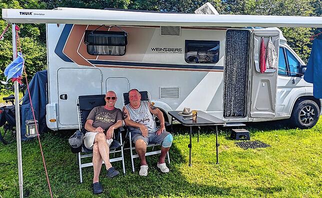 Patrick Kutzbach (l.) und Peter Hof verbringen schon seit fünf Jahren gemeinsame Zeit auf dem Pfullendorfer Campingplatz.