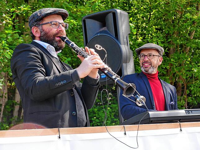 Roman Kuperschmidt (Klarinette und Saxofon) und Georgi Mundrov (Synthesizer) unterhielten die Gäste mit Witz, Charme, Können und einem ...