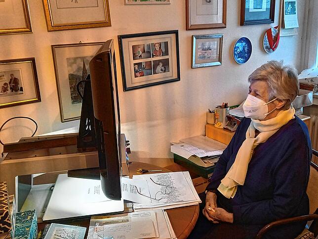 Zum Lesen benötigt Rosemarie Banholzer ein Gerät, das die Texte vergrößert und vorliest. Mundart und Handschrift erkennt es leider nicht.