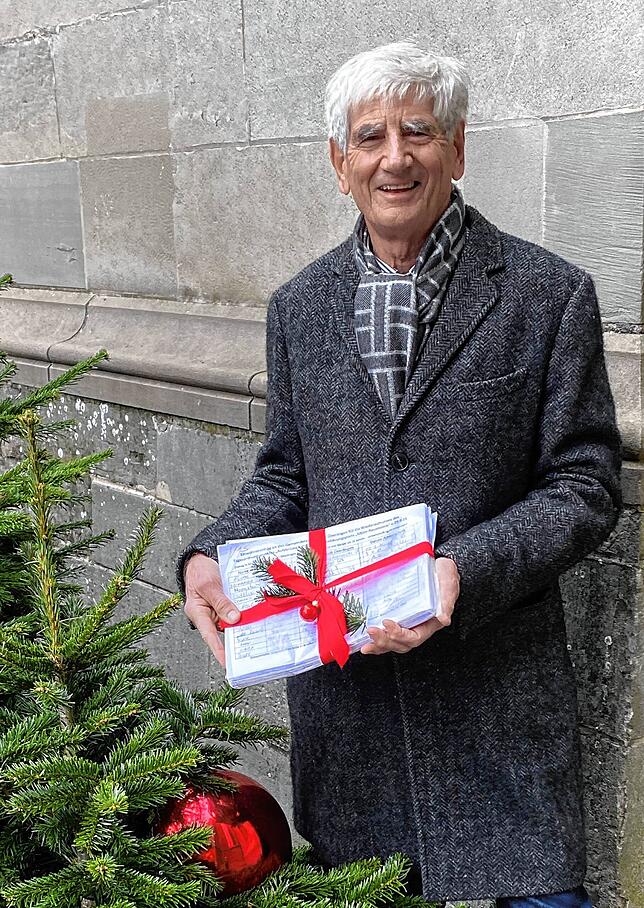 Winfried Krämer, Gründer der Bürgerinitiative „Rettet den Rauensteinpark“, zeigt hier das weihnachtlich geschmückte Päckchen ...