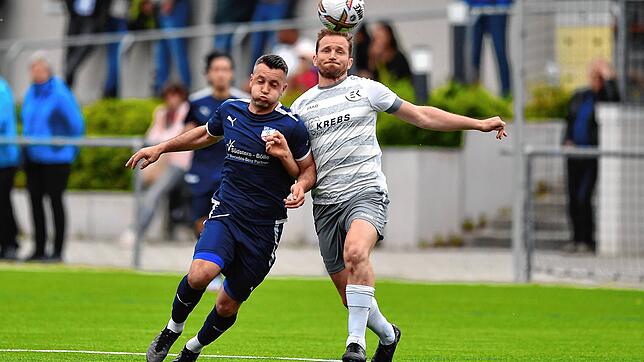 Der kleine Unterschied: Während der immer noch angeschlagene Torjäger Nexhdet Gusturanaj (links) vom VfB Waldshut beim 3:3 leer ausging, ...