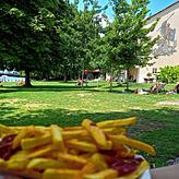 Eine große und gut gewürzte Portion gibt‘s für vier Euro im Rheinstrandbad. Für den Ketchup wird nichts extra berechnet.