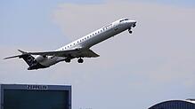 Eine Lufthansa-Maschine startet am Flughafen Friedrichshafen. Doch für mindestens zwölf Monate nimmt die Airline die Strecke ...