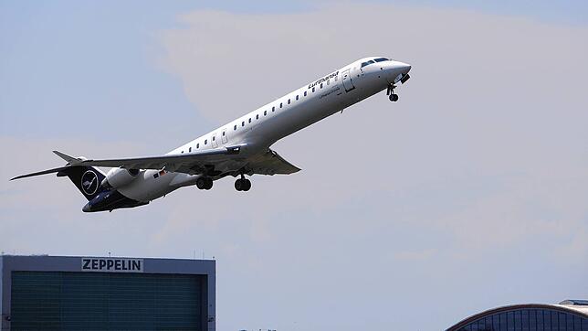 Eine Lufthansa-Maschine startet am Flughafen Friedrichshafen. Doch für mindestens zwölf Monate nimmt die Airline die Strecke ...