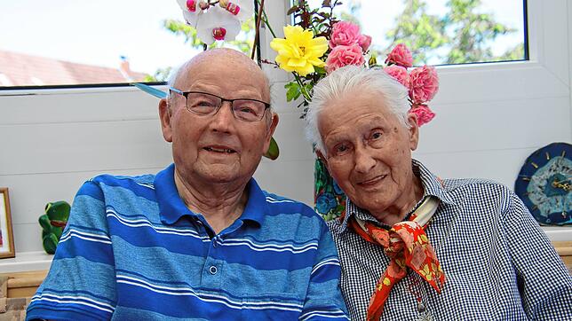 Richard und Gertrud Höß sind bereits seit 65 Jahren verheiratet – und konnten kürzlich anlässlich dieses Jubiläums ein Foto am neuen ...