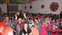 Das Publikum beim Bürgerball im alten Feuerwehrhaus in Dietershofen hatte Spaß und ging begeistert mit.
