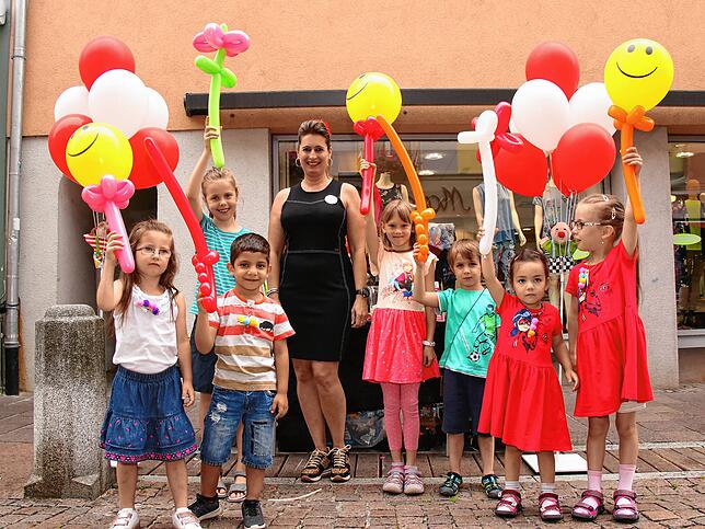 Mit Ballons: Gabi Morath begeisterte die jüngsten Besucher mit ihren Luftballon-Kreationen.