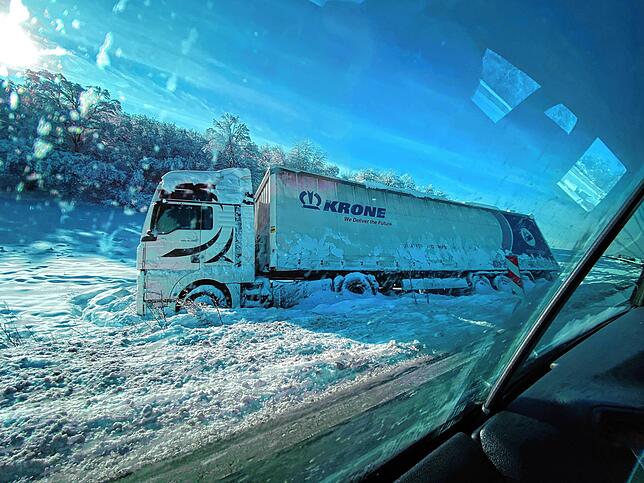 Bild 1: Lkw wird geborgen: Stau auf der Bundesstraße 33 bei Allensbach