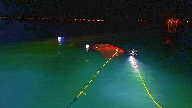 Ein DLRG-Einsatztaucher erkundete die Lage, bevor das Motorboot geborgen werden konnte.