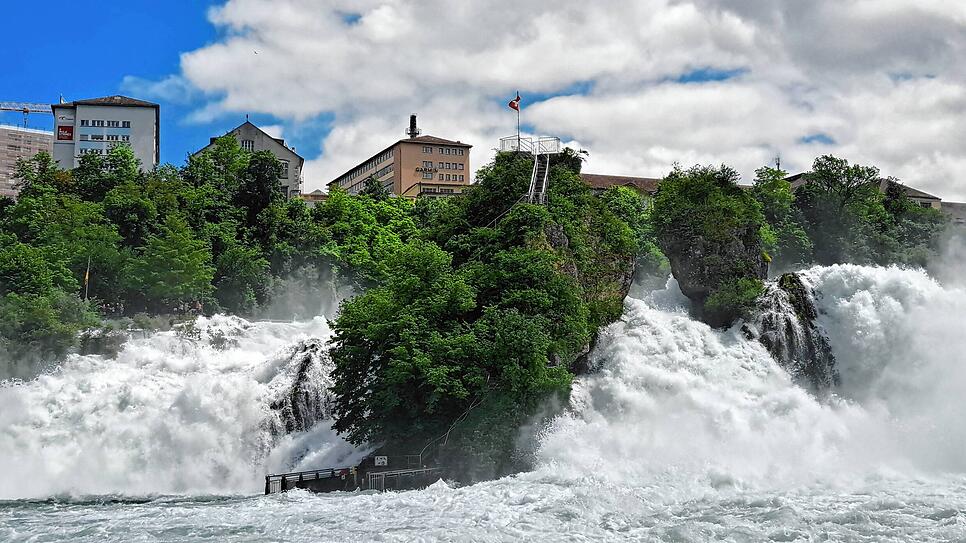 Der Fels inmitten des Rheinfalls darf normalerweise von Besuchern betreten werden. Aktuell ist er aus Sicherheitsgründen allerdings ...