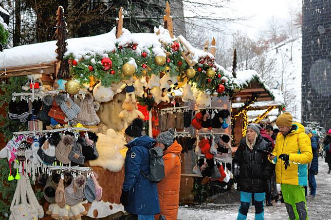 Rund um Weihnachten drehen sich viele der kunsthandwerklichen Angebote auf dem Weihnachtsmarkt in der Ravennaschlucht.