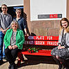 Sie nehmen Platz auf der roten Bank vor dem Roten Löwen (von links): Dennis Schulze von der Stadtverwaltung, LA Martina Braun, Nikola ...