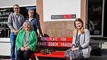 Sie nehmen Platz auf der roten Bank vor dem Roten Löwen (von links): Dennis Schulze von der Stadtverwaltung, LA Martina Braun, Nikola ...