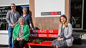 Sie nehmen Platz auf der roten Bank vor dem Roten Löwen (von links): Dennis Schulze von der Stadtverwaltung, LA Martina Braun, Nikola ...