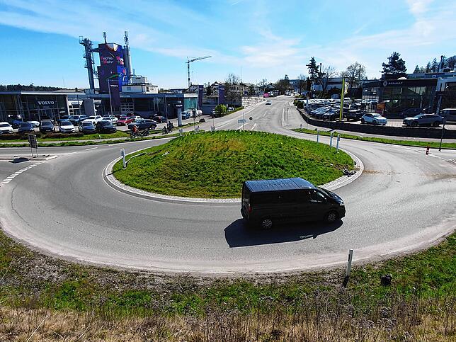 In der Mitte des Kreisverkehrs steht ein gut drei Meter hoher grasbewachsener Kegel.