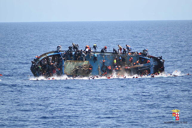Aufnahme eines vergleichbaren Unglücks vor der libyschen Küste 2016: Damals wurden 550 Menschen gerettet, fünf starben.