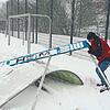 Auf dem Schonacher Fußballplatz wird der Unterstand für die Auswechselspieler durch den Sturm beschädigt.