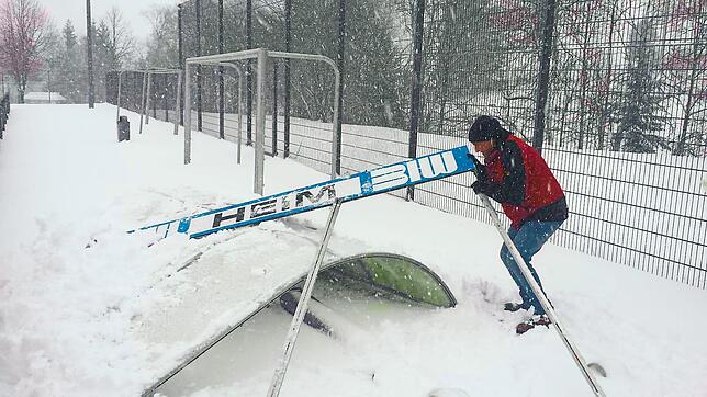 Auf dem Schonacher Fußballplatz wird der Unterstand für die Auswechselspieler durch den Sturm beschädigt.