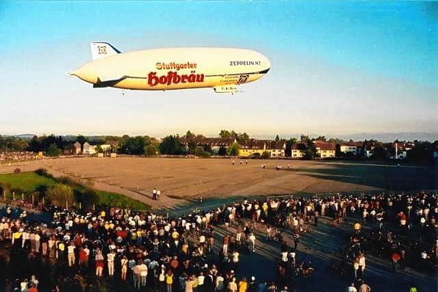 Beim Erstflug des Zeppelin NT am 18. September 1997 verfolgen nach Polizeiangaben rund 30.000 Schaulustige das Spektakel.