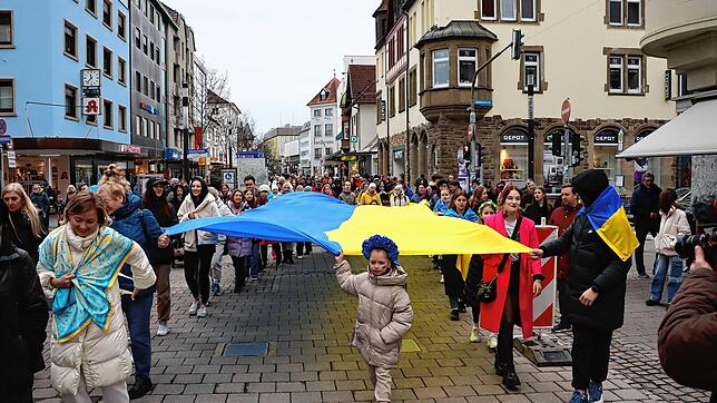 Nach der Solidaritätskundgebung gehen die Teilnehmer durch die Fußgängerzone zum Heinrich-Weber-Platz.