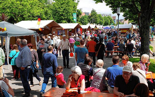 Beim Interkulturellen Stadtfest präsentieren Migrantenorganisationen an der Häfler Promenade ihre Kulturen. (Archivbild)