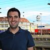 Simon Götz ist in Singen geboren und fühlt sich seitdem dort wohl. Im Hintergrund des Bildes sind der Singener Bahnhof und dahinter das ...