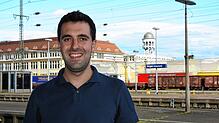 Simon Götz ist in Singen geboren und fühlt sich seitdem dort wohl. Im Hintergrund des Bildes sind der Singener Bahnhof und dahinter das ...