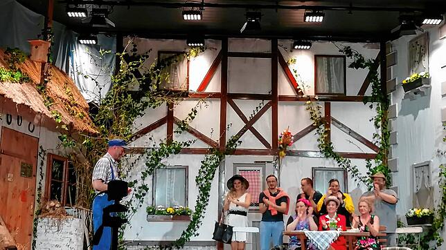 Die Theaterfreunde Herdwangen spielen in diesem Jahr den Bauernschwank &ldquo;Alles bestens geregelt&ldquo; von Bernd Gombold in der ...