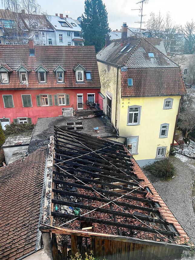 Blick auf die ehemalige Schreinerei (im Vordergrund). Bei dem gelben Wohnhaus (rechts) handelt es sich um das Elternhaus von Alexandra ...