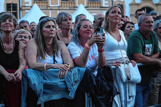 Bild 10: James Blunt begeistert Fans im Salemer Schlosspark